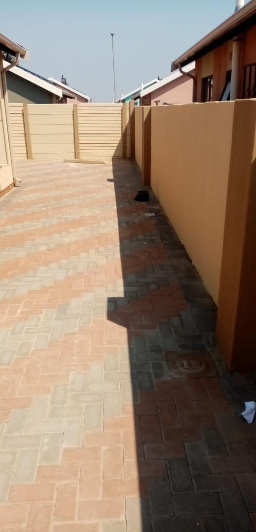 700956_WhatsApp